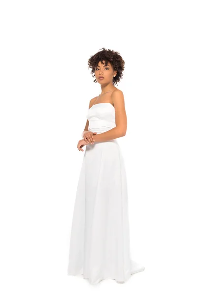 Atractiva novia afroamericana de pie en vestido de novia aislado en blanco - foto de stock
