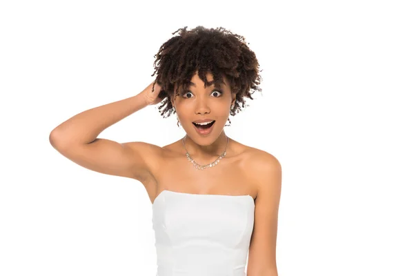 Surpris frisé afro-américain mariée toucher les cheveux isolés sur blanc — Photo de stock