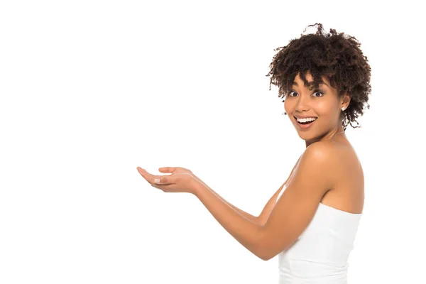 Atractivo afroamericano novia sonriendo mientras gesto aislado en blanco - foto de stock