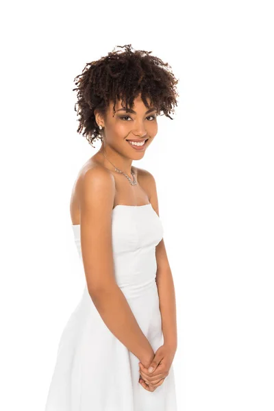 Heureuse mariée afro-américaine debout en robe de mariée isolé sur blanc — Photo de stock