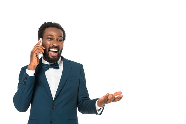 Novio afroamericano feliz hablando en teléfono inteligente aislado en blanco - foto de stock