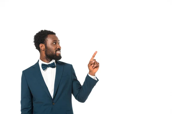 Alegre afroamericano novio apuntando con dedo aislado en blanco - foto de stock