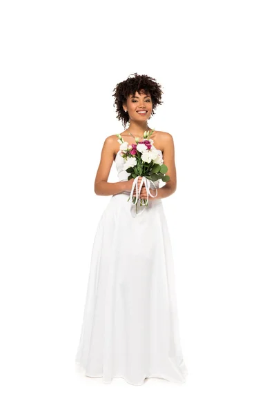 Felice sposa afroamericana tenendo bouquet isolato su bianco — Foto stock