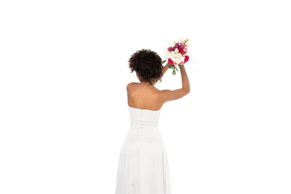 Vista trasera de la novia afroamericana lanzando ramo aislado en blanco - foto de stock