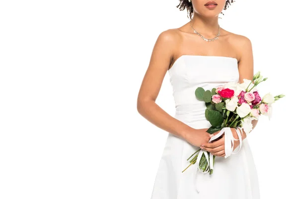 Vue recadrée de la mariée afro-américaine tenant bouquet avec des fleurs isolées sur blanc — Photo de stock