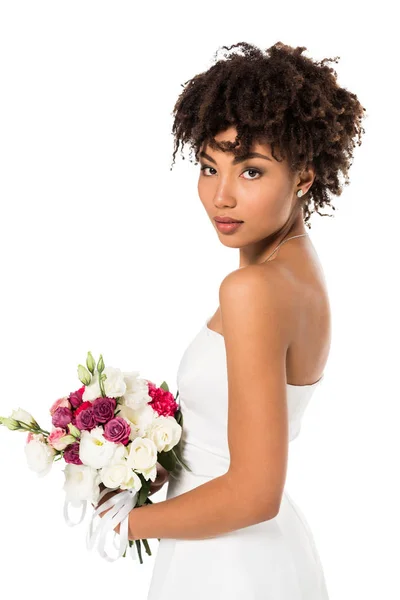 Hermosa afroamericana novia celebración ramo aislado en blanco - foto de stock