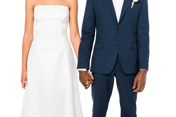 Vista ritagliata di afro-americano sposa e sposo tenendosi per mano mentre in piedi isolato su bianco — Foto stock