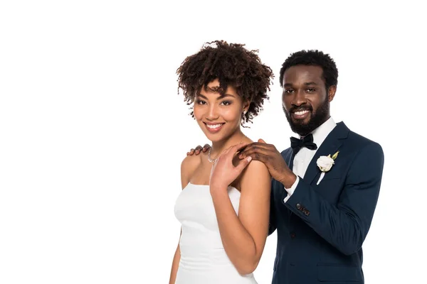 Alegre noiva afro-americana e noivo olhando para a câmera isolada no branco — Fotografia de Stock