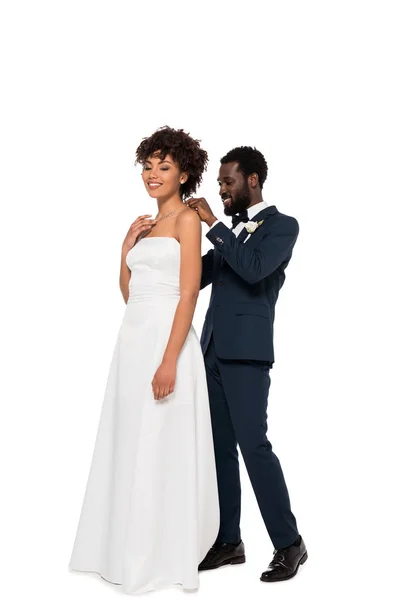 Guapo afroamericano novio usando collar en novia aislado en blanco - foto de stock