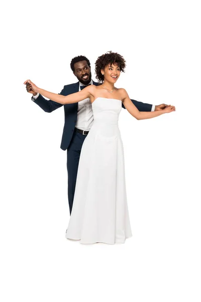 Heureux marié afro-américain et mariée debout avec les mains tendues isolé sur blanc — Photo de stock