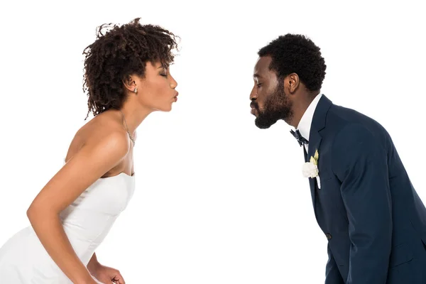 Seitenansicht der attraktiven afrikanisch-amerikanischen Braut und Bräutigam mit Entengesichtern isoliert auf weiß — Stockfoto