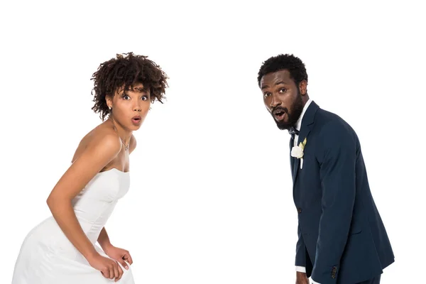 Sorpreso africano americano sposa e sposo isolato su bianco — Foto stock