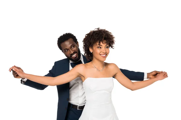 Счастливый африканский американский жених и невеста с протянутыми руками изолированы на белом — стоковое фото