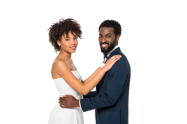 Souriant afro-américain mariée et marié étreinte isolé sur blanc — Photo de stock