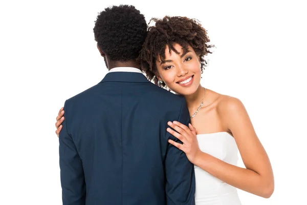 Vista posteriore dello sposo afro-americano in piedi con felice sposa isolata su bianco — Foto stock