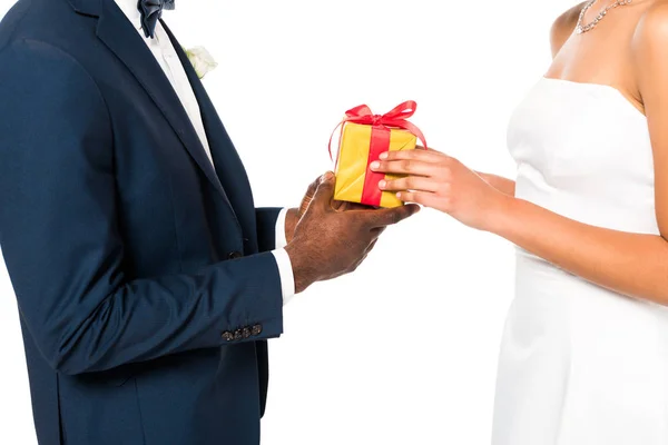 Vista ritagliata di sposo afro-americano dando regalo alla sposa isolata su bianco — Foto stock