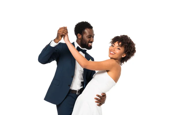 Felice sposo afro-americano guardando la sposa mentre ballava isolato sul bianco — Foto stock