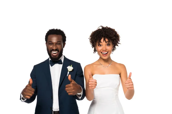 Heureux marié afro-américain et mariée montrant pouces isolés sur blanc — Photo de stock