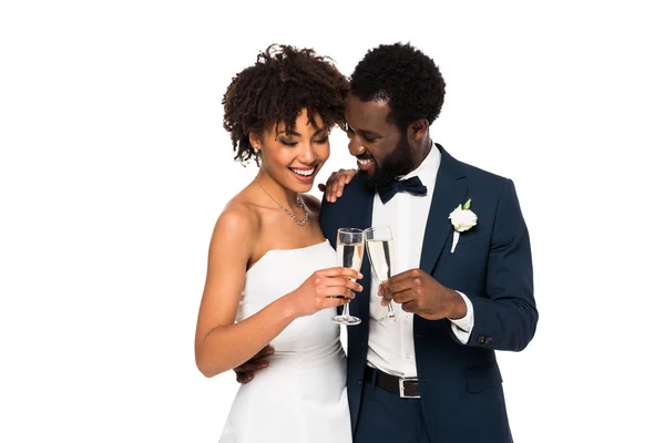 Glücklich afrikanisch-amerikanische Braut und Bräutigam klirren Champagnergläser isoliert auf weiß — Stockfoto