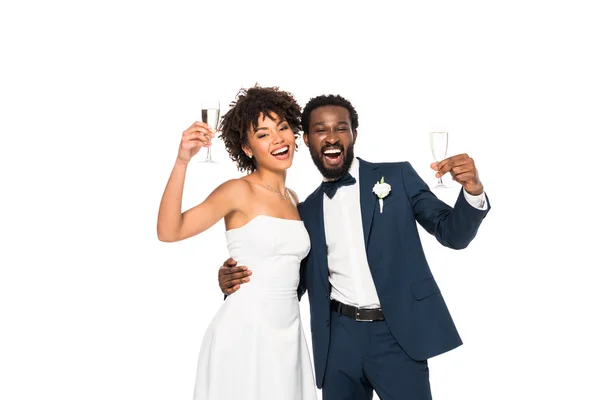 Heureux afro-américain mariée et marié tenant verres de champagne isolé sur blanc — Photo de stock