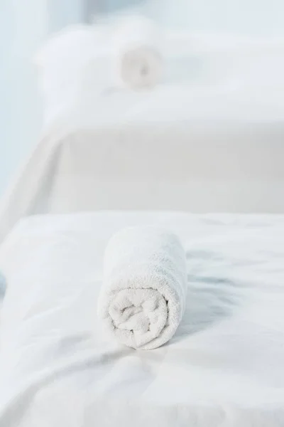 Selective focus of massage table with white towel in spa center — Stock Photo