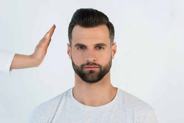 Vista cortada de curandeiro segurando a mão perto de homem bonito — Fotografia de Stock