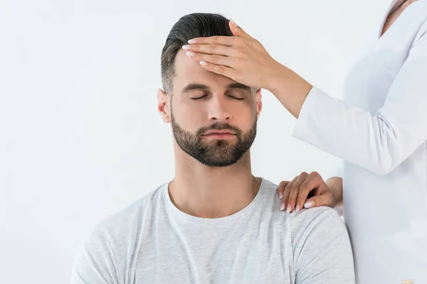 Abgeschnittene Ansicht einer Frau, die einen hübschen Mann berührt, isoliert auf weißem Grund — Stockfoto