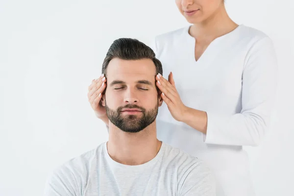 Abgeschnittene Ansicht der Frau Heilung bärtigen schönen Mann isoliert auf weiß — Stockfoto