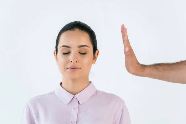 Recortado vista de hombre curación atractiva chica con los ojos cerrados aislados en blanco - foto de stock