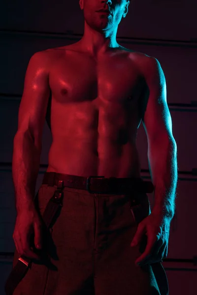 Ausgeschnittener Blick auf sexy Feuerwehrmann ohne Hemd in der Dunkelheit — Stockfoto