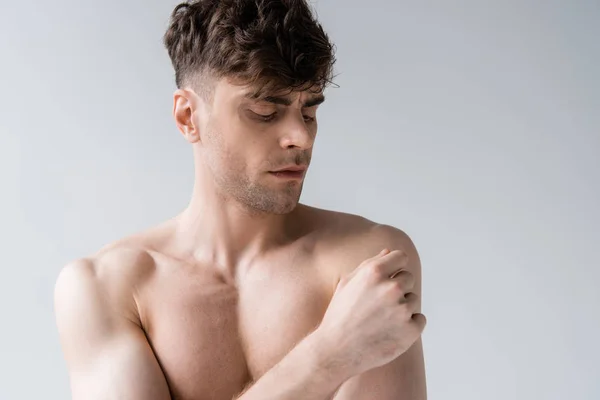 Серьезный рубашка сексуальный мускулистый человек изолирован на серый — стоковое фото