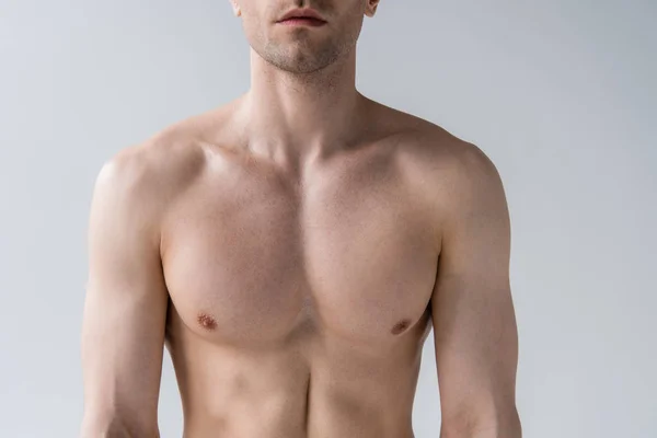 Обрезанный вид без рубашки сексуальный мускулистый мужчина изолирован на серый — стоковое фото
