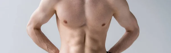 Панорамний знімок без сорочки сексуальний м'язистий чоловік ізольований на сірому — стокове фото