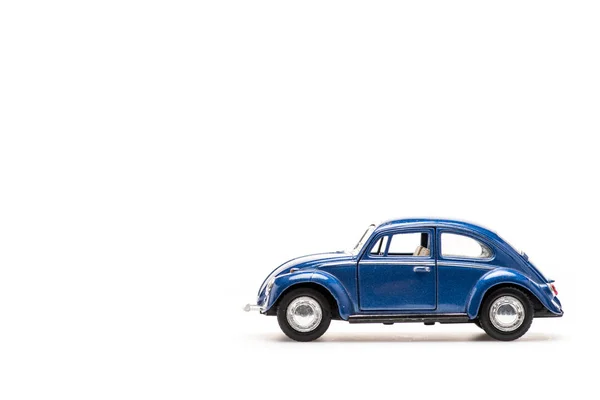 Синій іграшковий автомобіль на білому з копіювальним простором — стокове фото