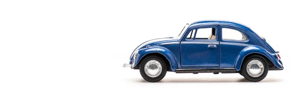 Панорамный снимок синей игрушечной машины на белом — стоковое фото