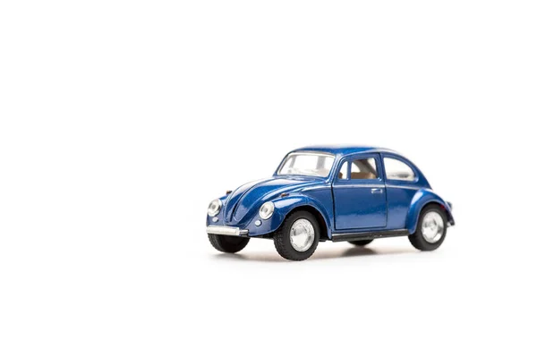 Carro de brinquedo azul no branco com espaço de cópia — Fotografia de Stock