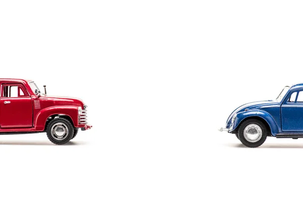 Carros de brinquedo vermelho e azul no branco com espaço de cópia — Fotografia de Stock