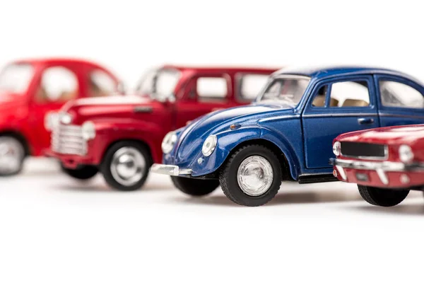 Enfoque selectivo de coloridos coches de juguete en blanco - foto de stock