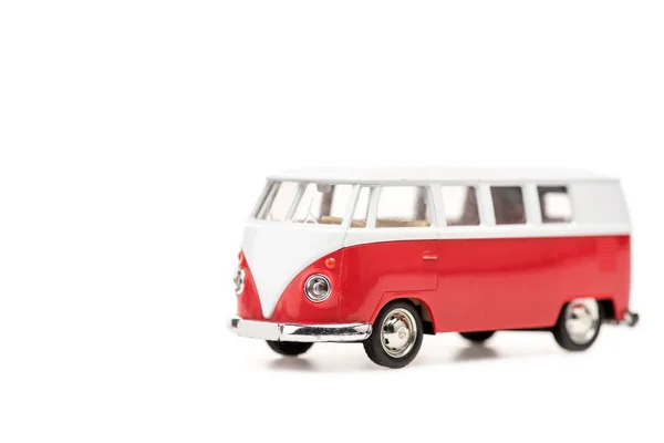 Красный игрушечный автобус на белом фоне с копировальным пространством — стоковое фото