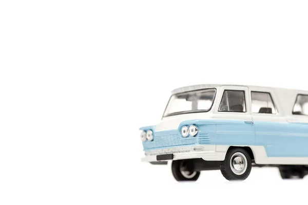 Голубая игрушечная машина на белом с местом для копирования — стоковое фото