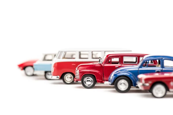 Foco seletivo de carros de brinquedo coloridos e ônibus em branco — Fotografia de Stock