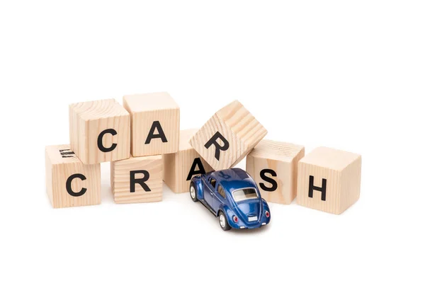 Voiture jouet bleu et blocs de bois avec des lettres sur blanc — Photo de stock