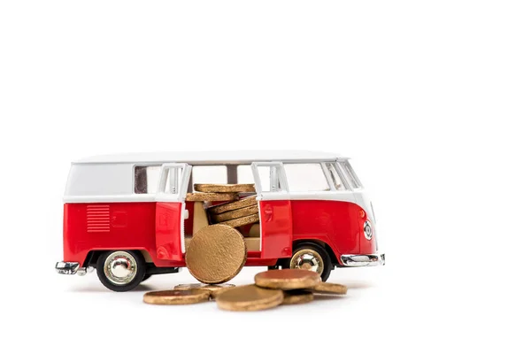 Bus jouet avec pièces d'or sur blanc avec espace de copie — Photo de stock