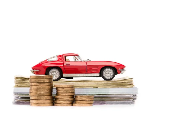 Красный игрушечный автомобиль и деньги, изолированные на белом — стоковое фото