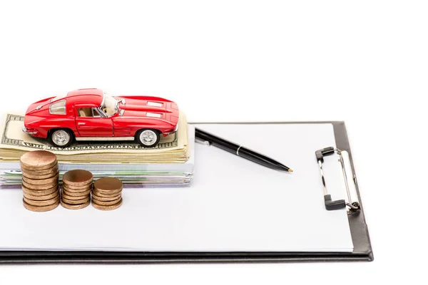 Juguete coche rojo, dinero, pluma y portapapeles aislados en blanco - foto de stock