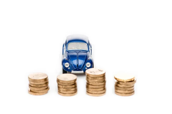 Concentration sélective des pièces et voiture jouet bleu sur blanc — Photo de stock