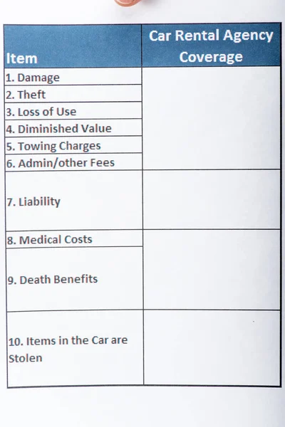 Документ на прокат автомобилей с таблицей на белой бумаге — стоковое фото