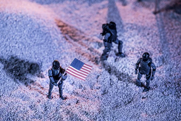 Vista aérea de astronautas de juguete con bandera americana en el planeta cósmico - foto de stock