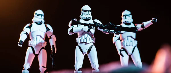 KYIV, UKRAINE - MAY 25, 2019: panoramic shot of white imperial stormtroopers with guns on black background — Stock Photo
