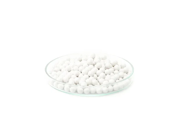 Petites pilules rondes en verre boîte de Pétri isolé sur blanc — Photo de stock